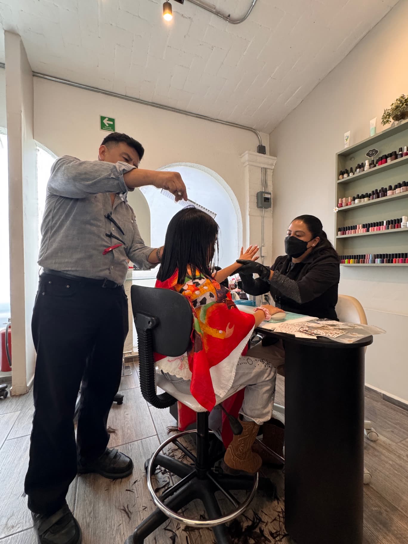 Corte infantil y manicure en simultáneo