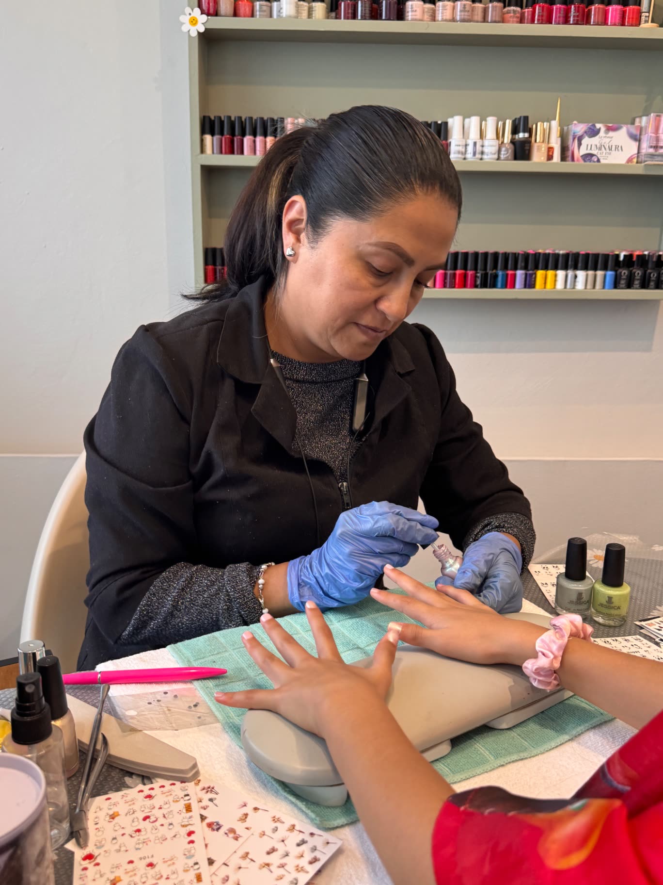 Manicure profesional con esmaltado detallado